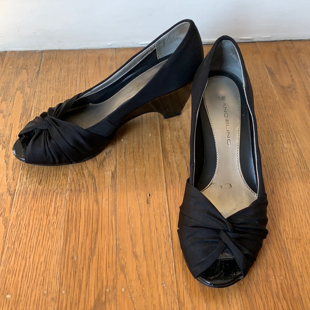 Pretty black wedges